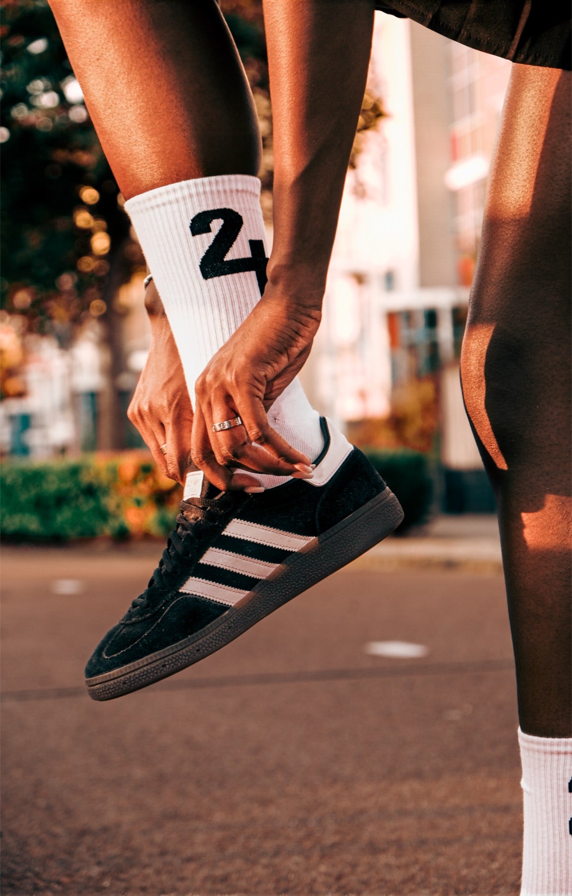 Essential Socks met 24 en sneaker, detail