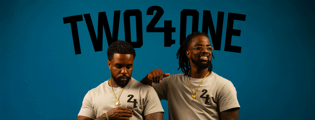 De oprichters van Two4one voor de TWO4ONE-wand