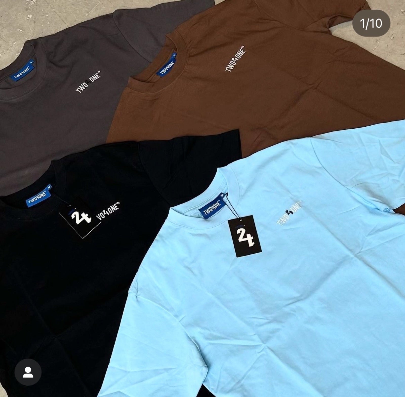 Essential Tee in vier kleuren, flatlay